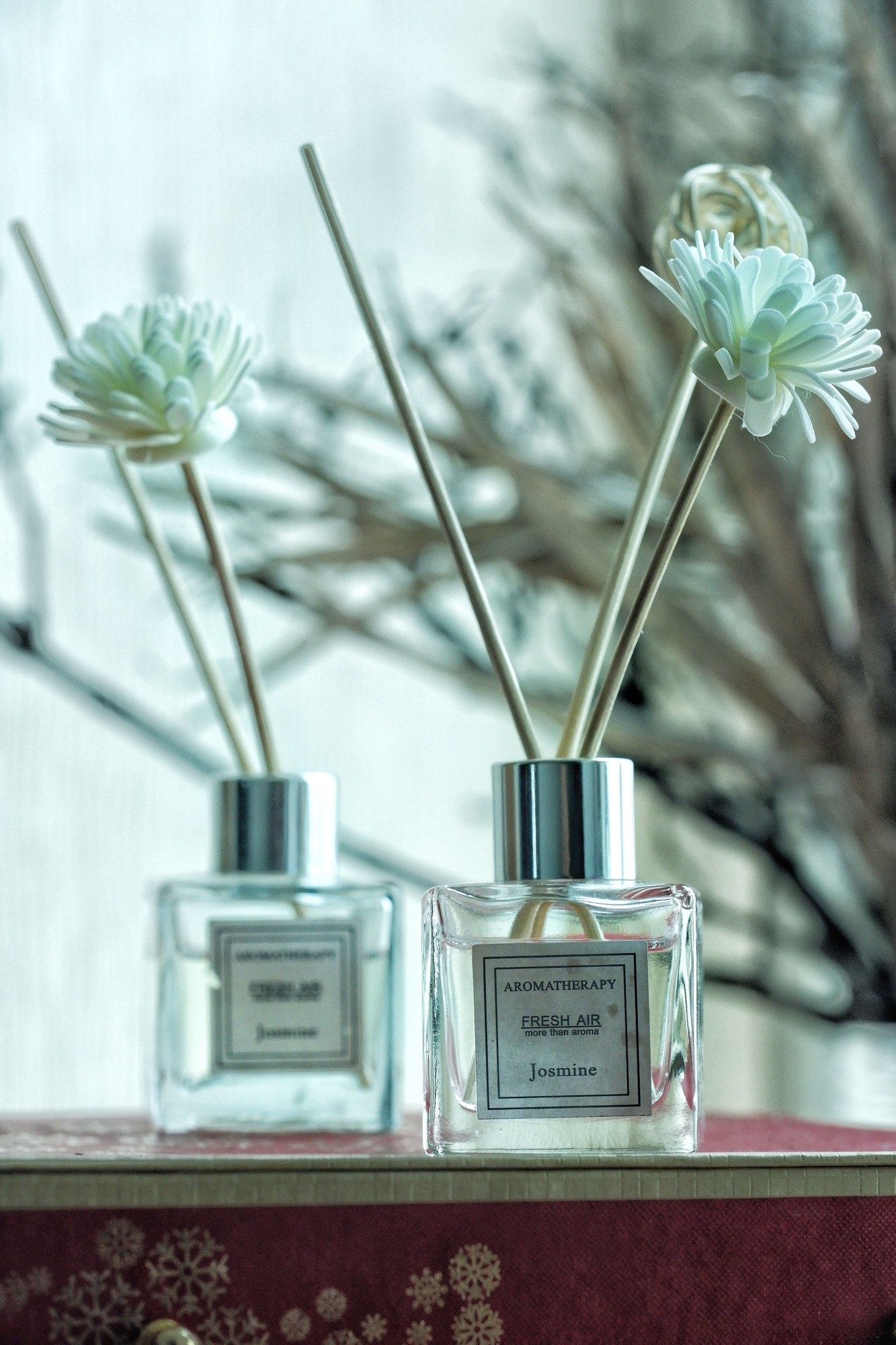 Difusor de varillas de interior con flores blancas