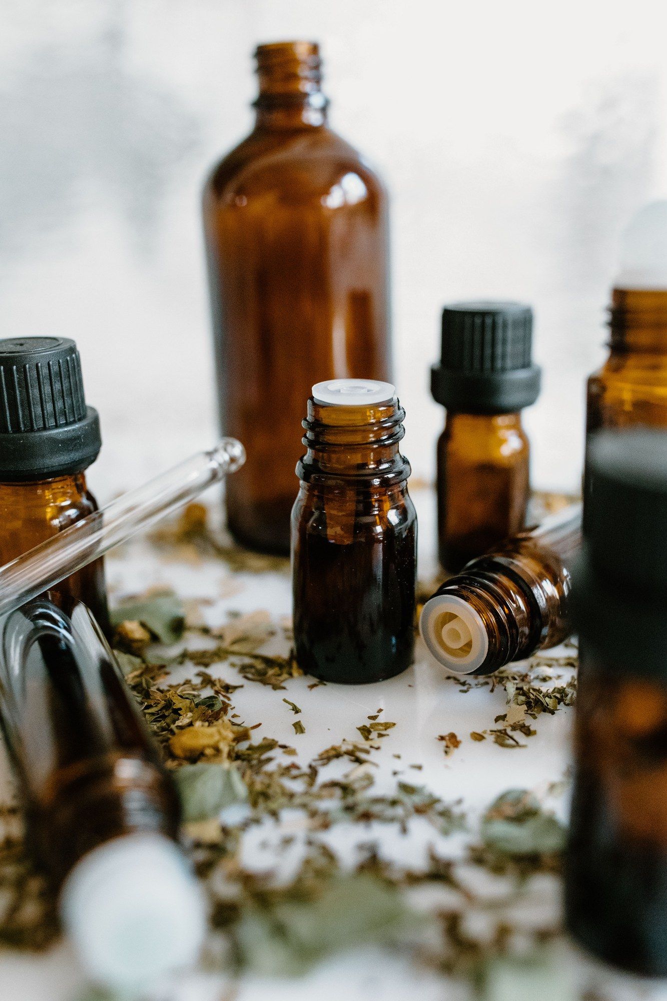 Frascos ámbar con aceites esenciales en primer plano